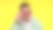 性感开朗的时尚男士穿着牛仔夹克戴着太阳镜，迷人的微笑在黄色的墙上图片下载