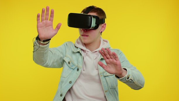 人利用虚拟现实未来技术VR头盔来玩模拟3D视频游戏图片下载