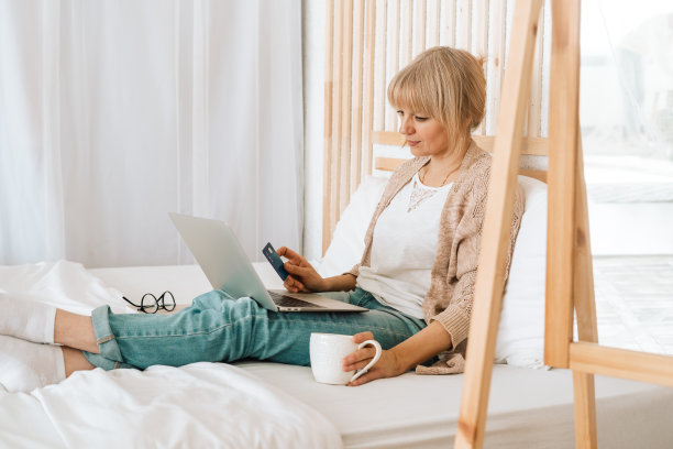 拿着笔记本电脑和信用卡购物的女人图片下载