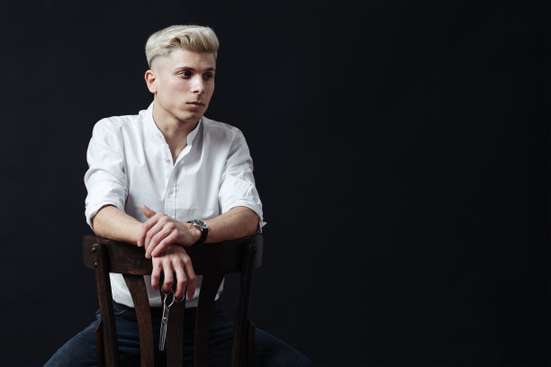 男性发型师与发型师配饰站立的肖像图片下载