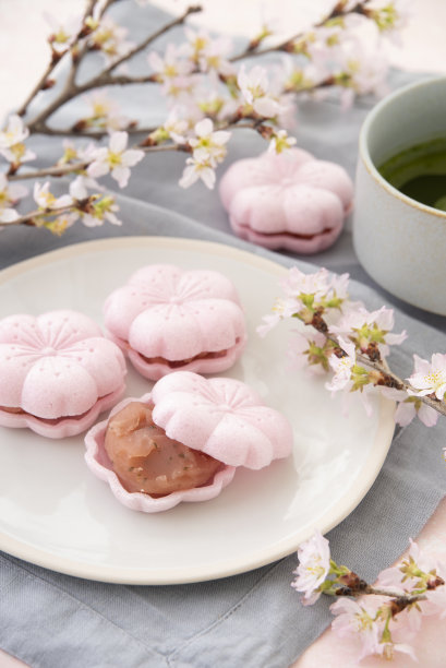 那中反映了樱花花瓣的形象。monaka是一种日本传统蛋糕图片下载