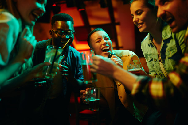 一名非洲裔美国妇女在夜总会与朋友聚会时唱歌和玩乐。图片下载