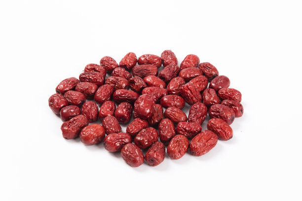 白色背景上孤立的一堆干红枣图片下载