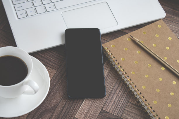 人字办公桌上的移动电话和远程办公图像。图片下载