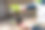 在花园里种植野生草莓的妇女图片下载