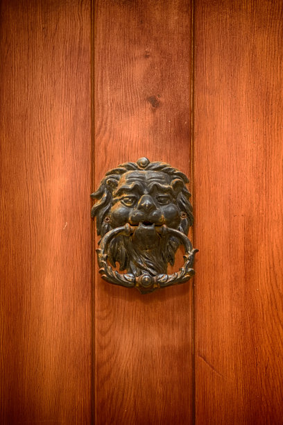 有铁把手的黑色旧木门图片下载