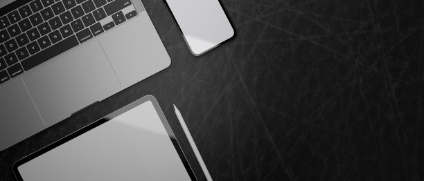 3D渲染，电脑设备和智能手机模型屏幕上的黑色皮革桌子与复制空间，俯视图图片下载