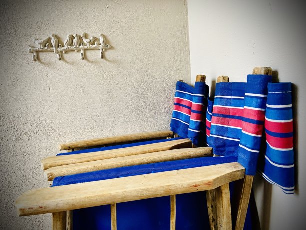 五颜六色的沙滩椅叠在一起图片下载