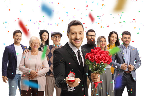 一个年轻人手拿玫瑰和订婚戒指在庆祝派对上图片下载