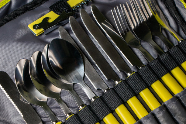 背包里装野餐。刀子叉子勺子图片下载