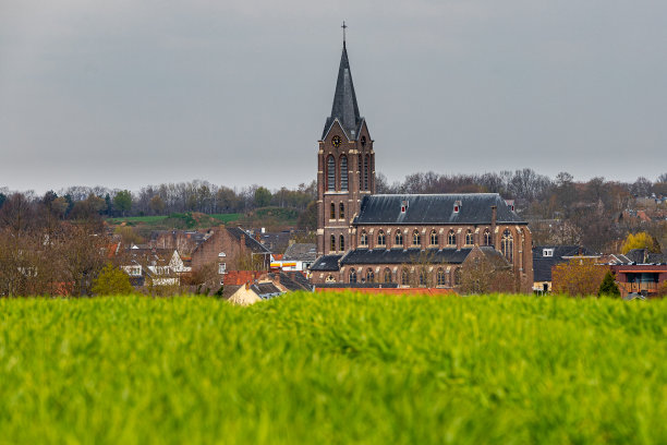 从马斯特里赫特的一座山上俯瞰草原，可以看到昔日的沃尔德村图片下载