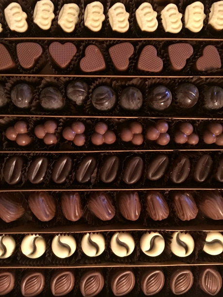 一盒各式各样的巧克力作为节日甜点礼物图片下载