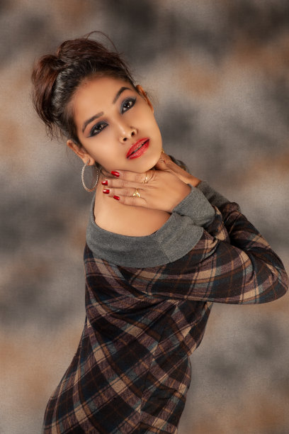 年轻的亚洲时尚模特穿满袖格子上衣，黑色紧身打底裤，以及轻珠宝。图片下载