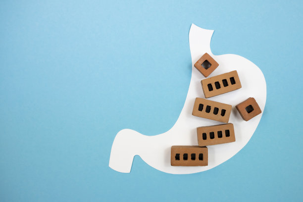 蓝色背景下的粘土砖纸胃。治疗、保健和治疗概念。拷贝空间，俯视图。图片下载