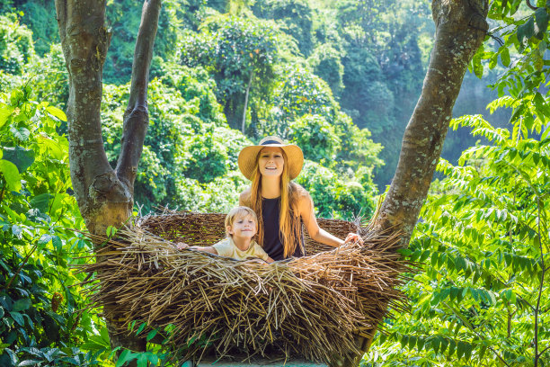巴厘岛潮流，稻草窝无处不在。年轻的游客享受她的旅行巴厘岛，印度尼西亚。在一座美丽的山上停了下来。图为稻草窝，自然环境。生活方式图片下载