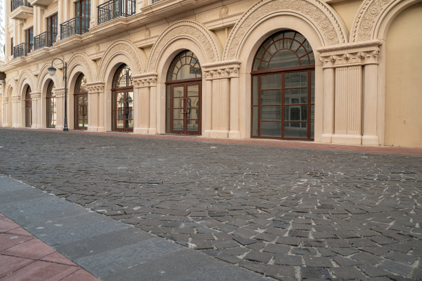 复古风格的街道和建筑与空砖路图片下载