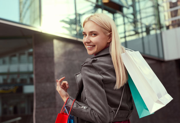 满足女人在城市购物袋图片下载