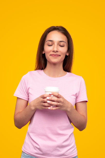 快乐的女性享受早上的热饮图片下载