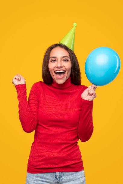 兴奋的年轻女子庆祝生日图片下载