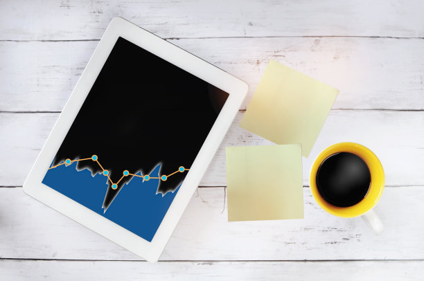 平板电脑上的增长图，桌上放着一杯咖啡和便利贴图片下载