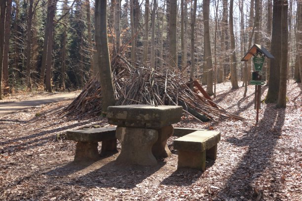 岩石桌子和椅子在森林背景。公园里的大型天然石桌和长凳图片下载