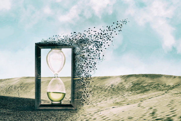 沙漏在沙丘中分崩离析。色散效应。时间流逝的概念。业务。的生活方式。图片下载
