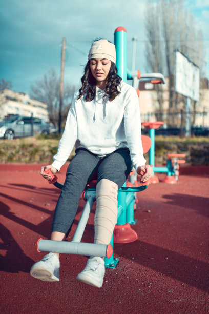 受伤女性在室外健身恢复期间的锻炼图片下载