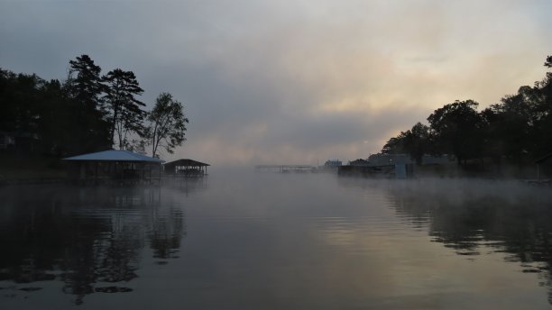 一个有雾的海湾早晨图片下载