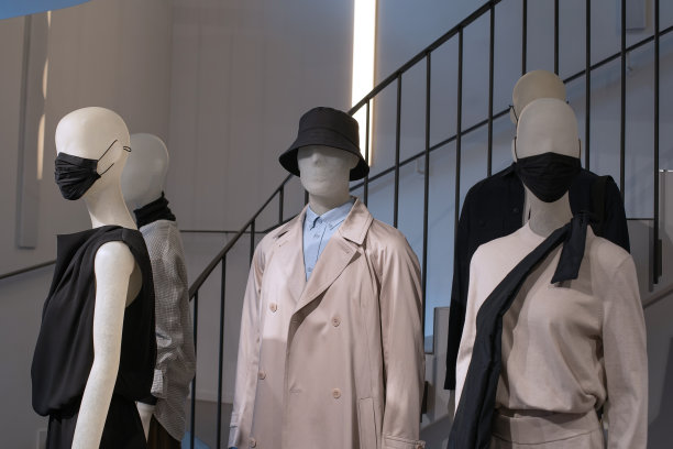 展览台上戴着防护面具的人体模型图片下载
