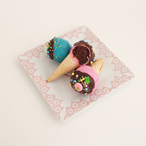 五颜六色的蛋筒纸杯蛋糕图片下载