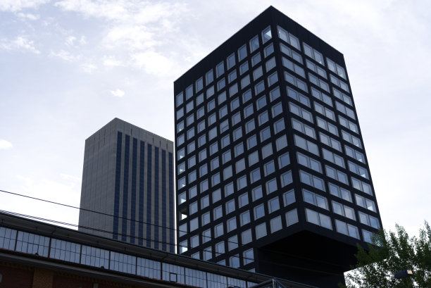 背光下的黑色摩天大楼。图片下载