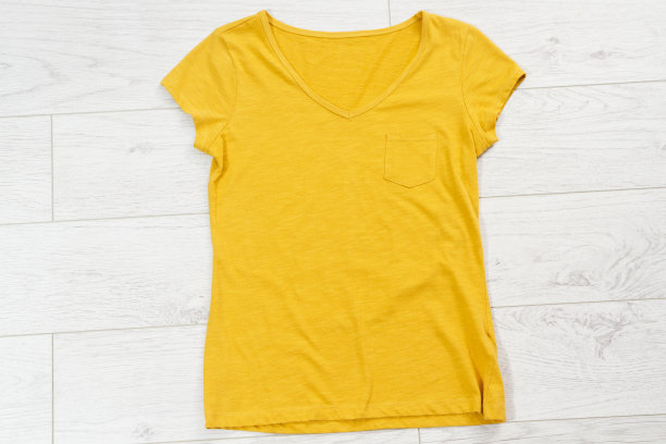 黄色t恤模拟起来，黄色t恤近景向上图片下载