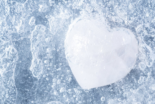 微距镜头，一个被冰覆盖的心形石头图片下载