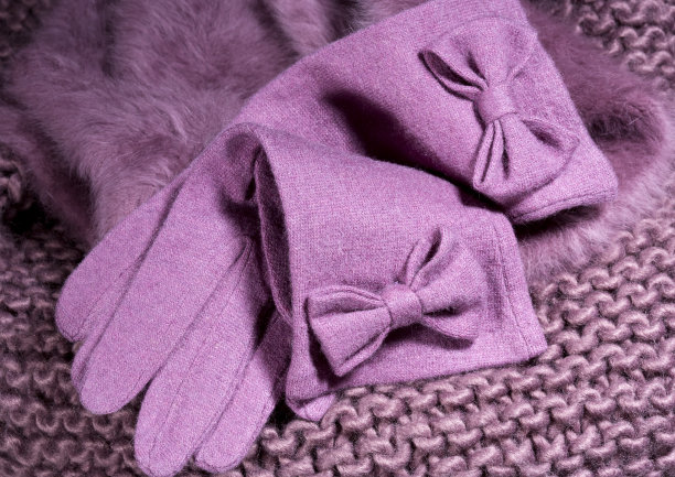 女性的粉色手套和彩色羊毛围巾，秋天或冬天图片下载