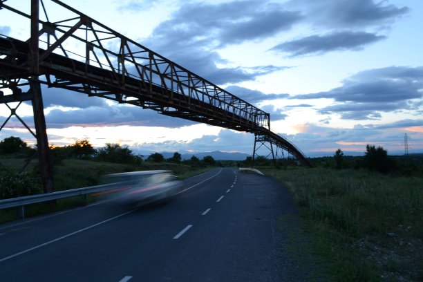 从山上到城里的路图片下载