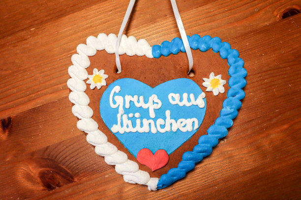 姜饼心写着标语:来自慕尼黑的问候，巴伐利亚标志和慕尼黑地标，姜饼糖孤立在白色背景上，巴伐利亚德国欧洲图片下载