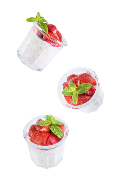 牛奶燕麦粥和新鲜的草莓在一个白色孤立的背景玻璃杯图片下载