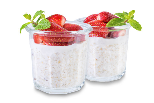 牛奶燕麦粥和新鲜的草莓在一个白色孤立的背景玻璃杯图片下载