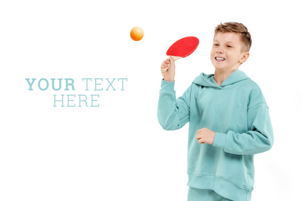 英俊的男孩在勃艮第西装打乒乓球孤立的白色背景。运动理念、大师班、乒乓球。隔离,复制空间。图片下载