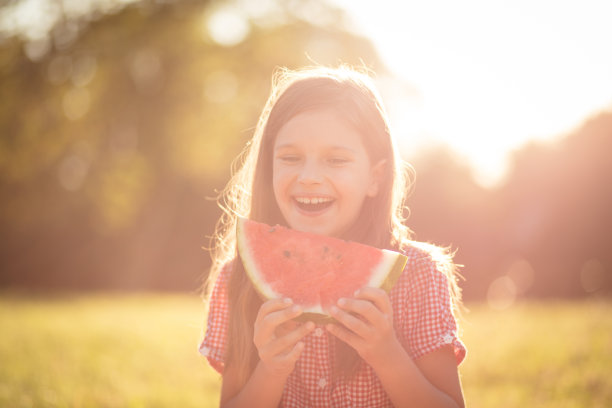 小女孩花时间在大自然和吃西瓜。图片下载