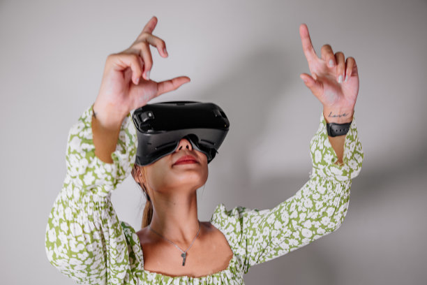 亚洲女性在家里通过虚拟现实设备查看。增强现实，游戏，未来技术概念。虚拟现实图片下载