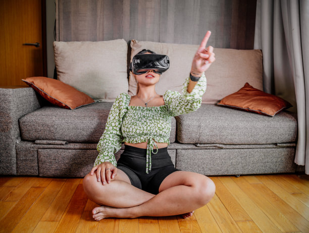 亚洲女性在家里通过虚拟现实设备查看。增强现实，游戏，未来技术概念。虚拟现实图片下载