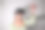 亚洲女性在家里通过虚拟现实设备查看。增强现实，游戏，未来技术概念。虚拟现实图片下载