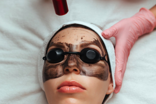 在美容师碳剥离过程的特写图片下载