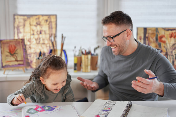 爸爸和小女儿花我一起笑图片下载