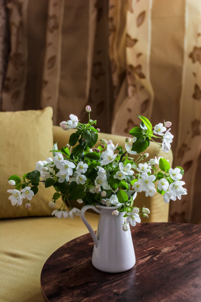 一束苹果花放在一个舒适的公寓的木桌上图片下载