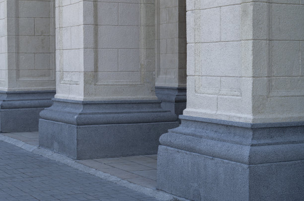 一排排的石柱。经典现代建筑立面图片下载