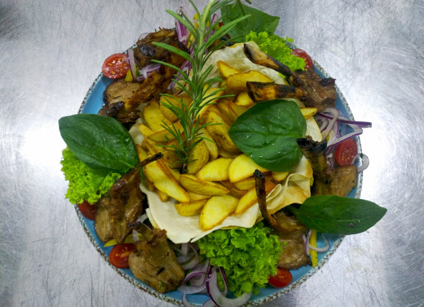 土豆，香草和烤肉图片下载