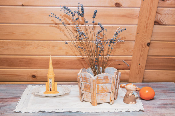 木背景上的木花瓶里的蓝色花朵。有橘子和花的静物画图片下载