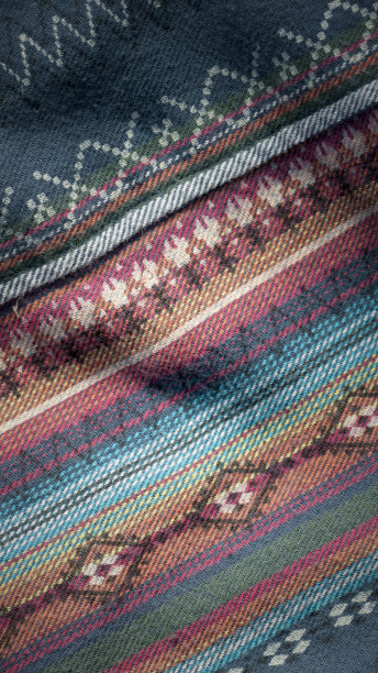 色彩鲜艳的本土印花衬衫图片下载